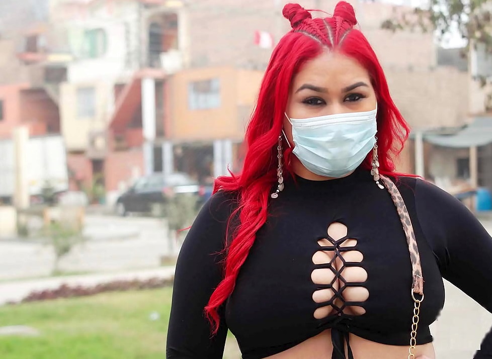 SUPER TETONA VENEZOLANA seduce a joven peruano para que se la folle y se venga en sus tetas