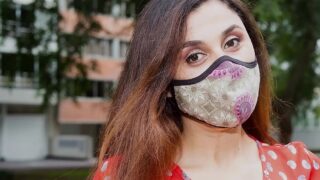 Señora TURISTA COLOMBIANA pide ayuda para tomarse fotos y es cogida por desconocido