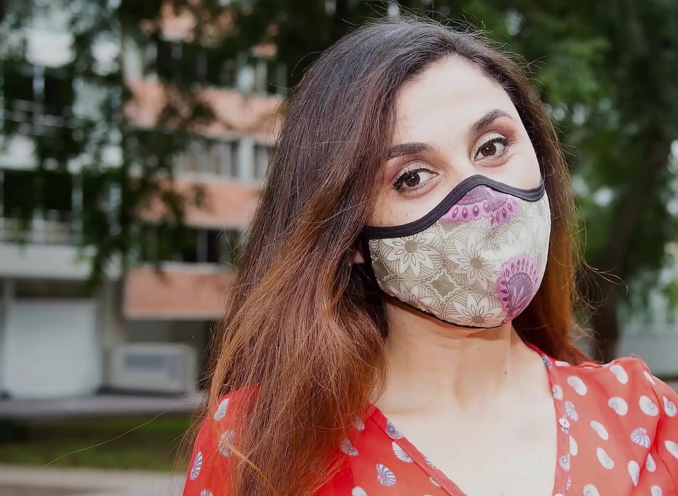 Señora TURISTA COLOMBIANA pide ayuda para tomarse fotos y es cogida por desconocido