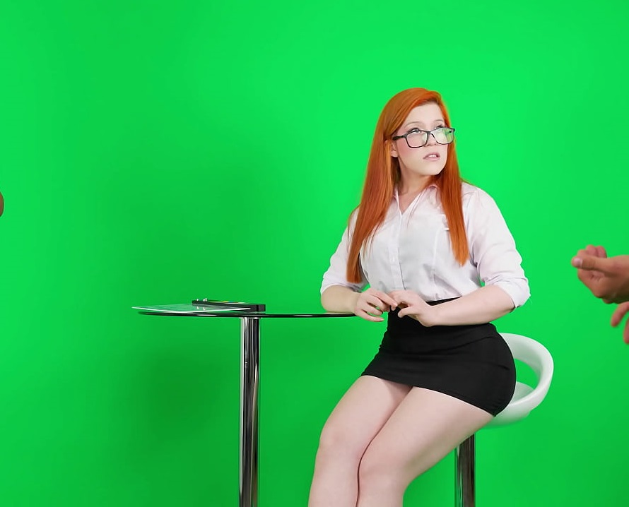 Si quieres el trabajo tienes que chuparme la polla!! Pelirroja se presenta a un casting de televisión