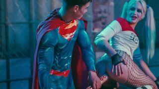 Superman introduce el bate de Harley Quinn por el ano para salvar el mundo