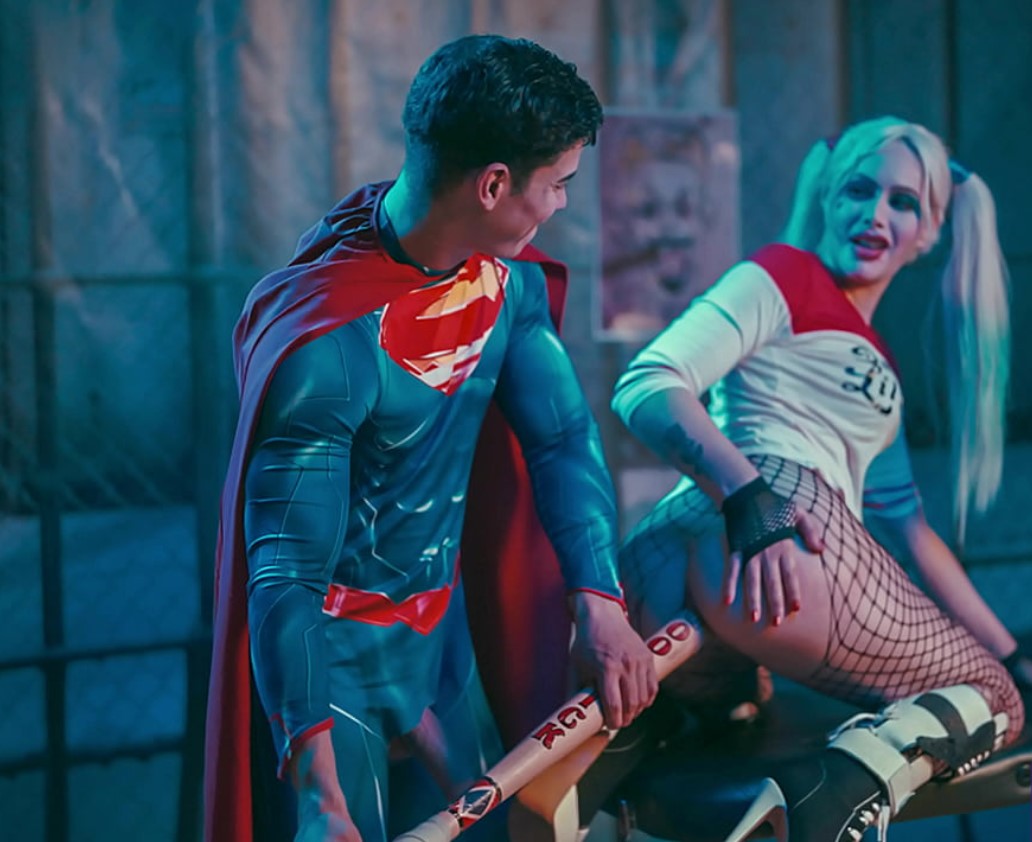 Superman introduce el bate de Harley Quinn por el ano para salvar el mundo
