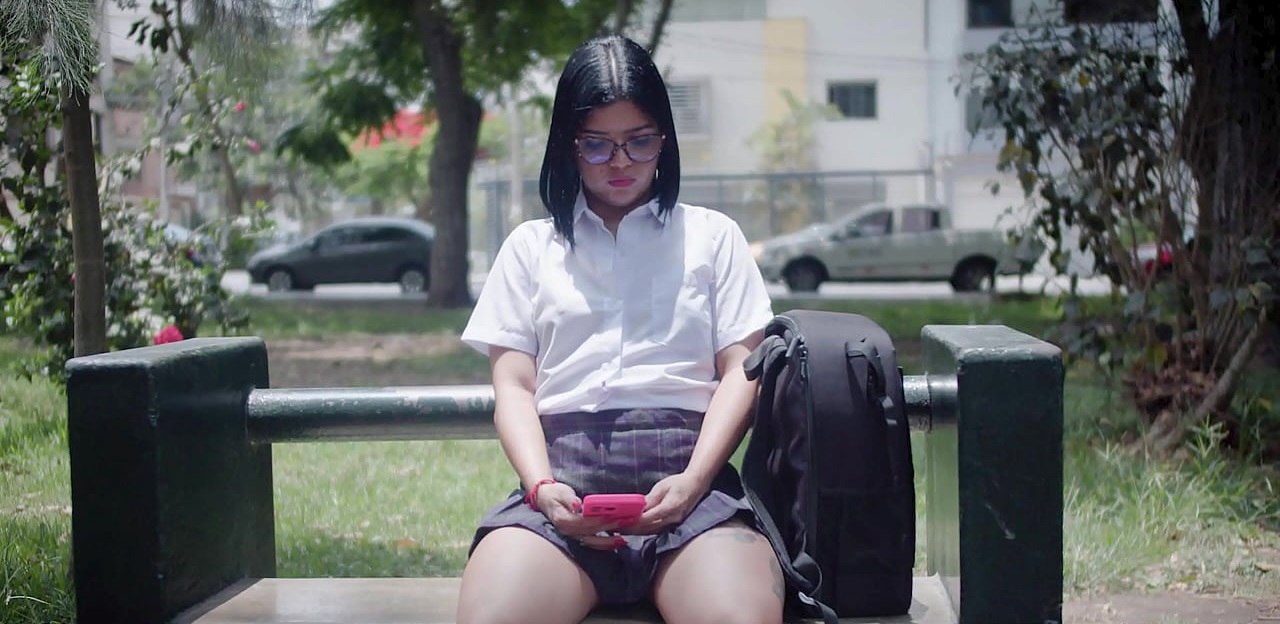 Tímida colegiala de 18 años culona no va a clases y es pillada por desconocido de verga enorme