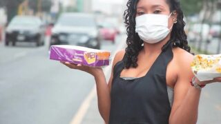 Tremenda morena peruana vendedora de turrones es pillada por comprador pervertido 4