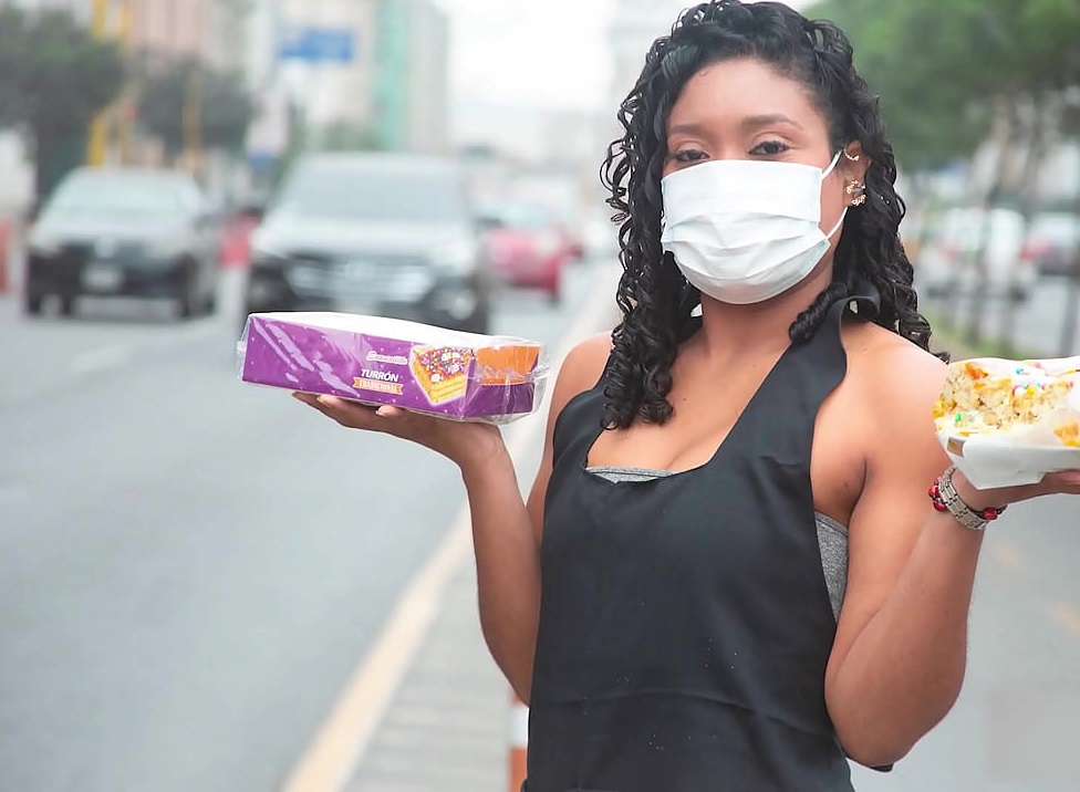 Tremenda morena peruana vendedora de turrones es pillada por comprador pervertido