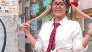 Una tímida colegiala folla por un poco de dinero