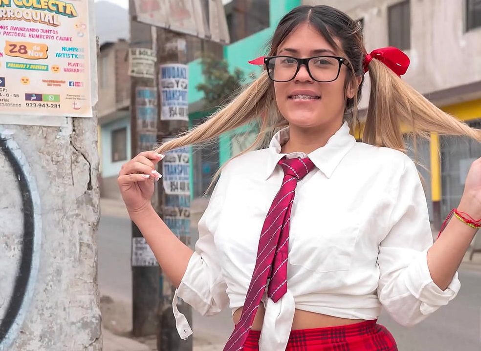 Una tímida colegiala folla por un poco de dinero