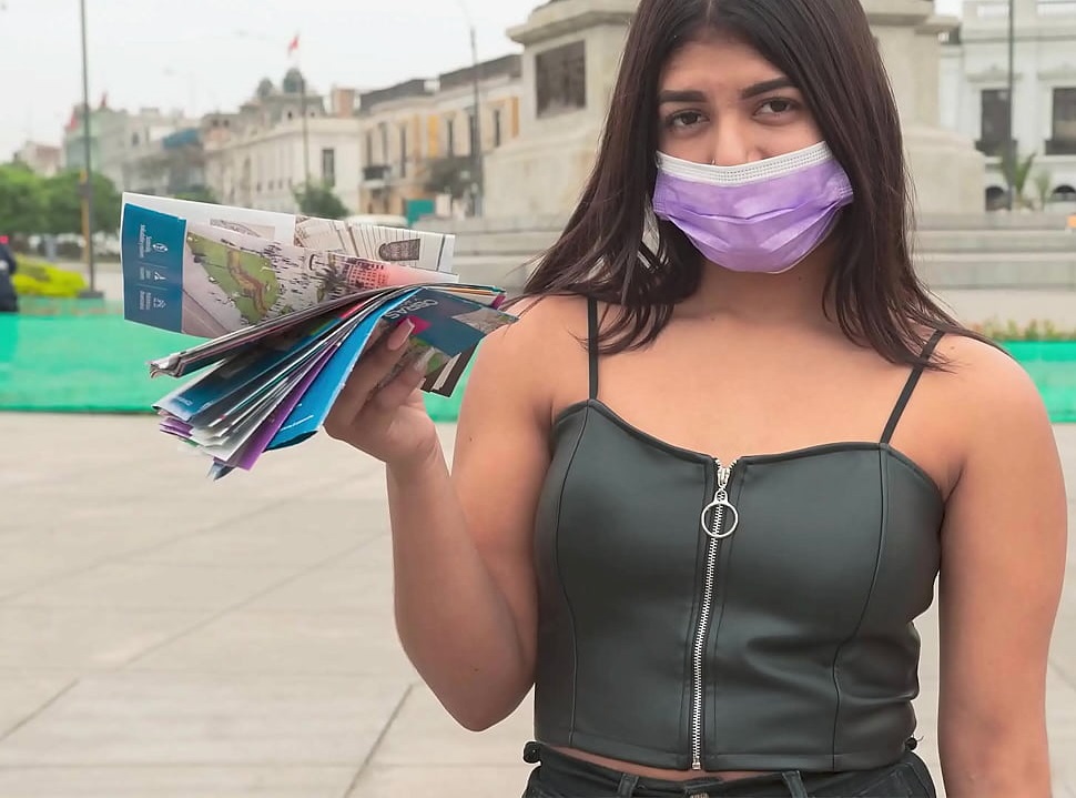 Venezolana sumisa de 18 años recibe su primera perforada anal en las calles de Lima