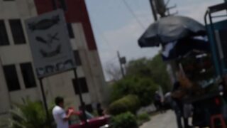 Vendedora ambulante acepta la propuesta del tio milky y es follada por dinero