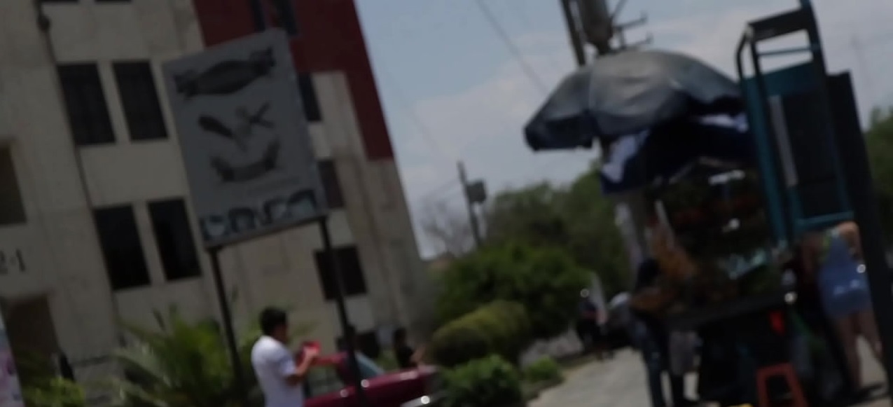 Vendedora ambulante acepta la propuesta del tio milky y es follada por dinero