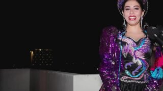 ¡Soy tu puta, soy tu puta cachera! Milf bailando caporal captada en público