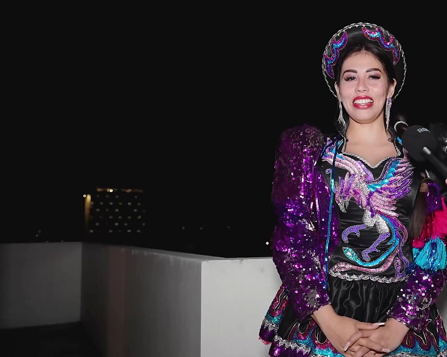 ¡Soy tu puta, soy tu puta cachera! Milf bailando caporal captada en público