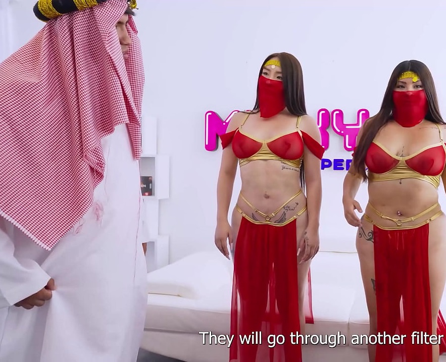 ¡Te chuparemos la polla si nos das trabajo! La enana árabe Khalifa se folla a secretarias culonas