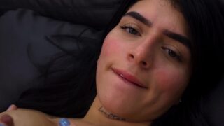 Blanca petite nos muestra como se mete la mano por su vagina rosada