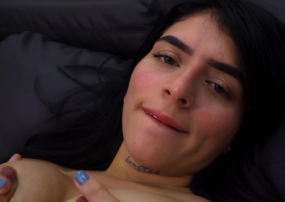 Blanca petite nos muestra como se mete la mano por su vagina rosada