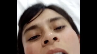 Entro al cuarto y la obligo a follar