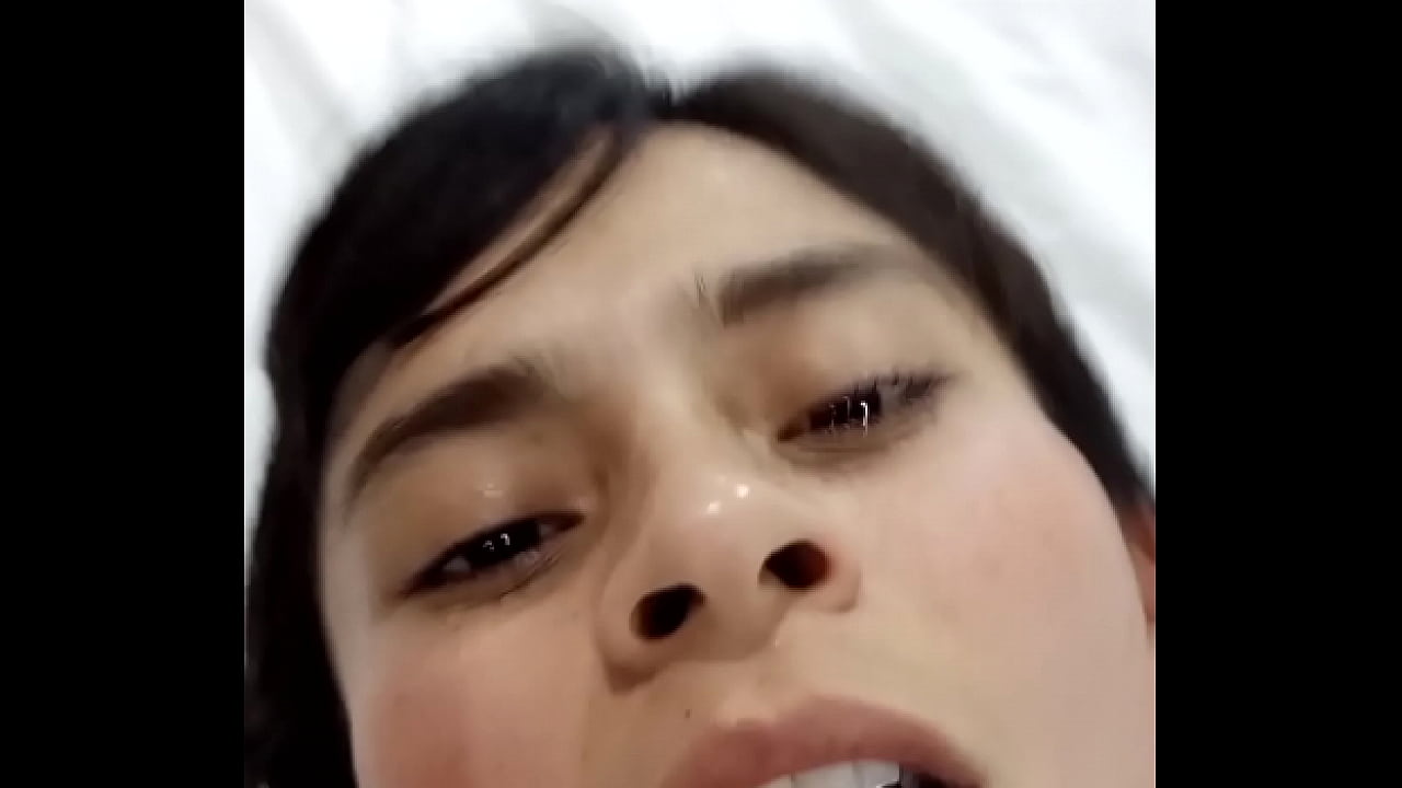 Entro al cuarto y la obligo a follar