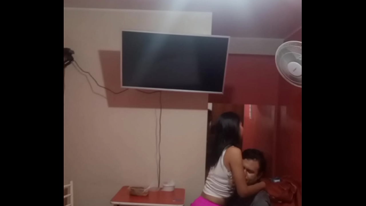 Es un peligro cuando dejan al cuñado con las llaves de la casa, mi cuñado entró sin avisar, y me avisó cuando ya estaba dentro de mí, ouchh dale suave a mi chochito, que rico cuñis no pares