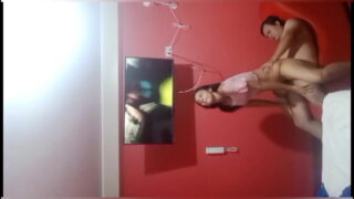 Hermanastro me pilla en el cuarto de papá, me pone a mandar verga y me da duro, que rico, follame soy tu perra hermanastra