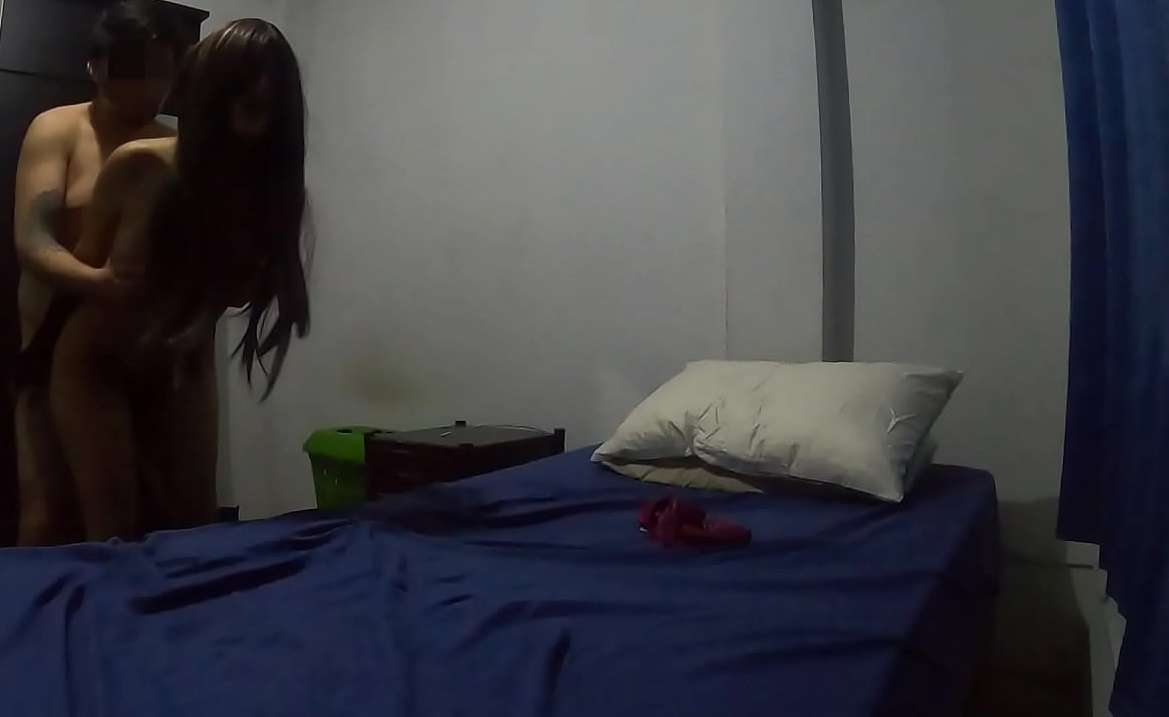 Kelly se queda en mi departamento para dormir, pero antes, debemos follar