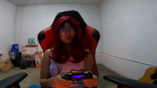 Mientras Kelly se divierte con los videojuegos, yo me divierto llenándole el coñito de leche