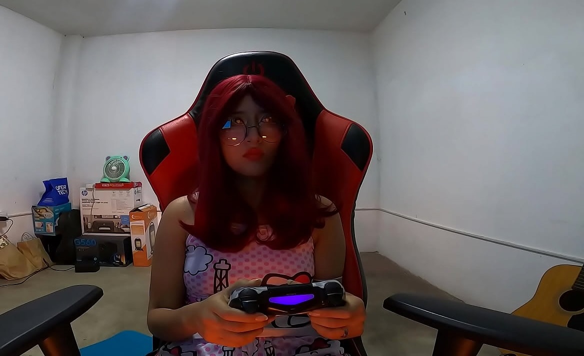 Mientras Kelly se divierte con los videojuegos, yo me divierto llenándole el coñito de leche