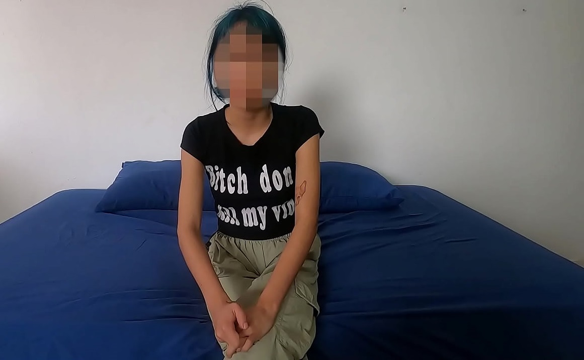 ¡Apenas legal! Jovencita con 18 años recién cumplidos llega para probar algo nuevo…