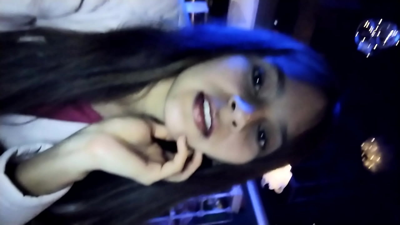 ¡Dejaron plantada a Candyboom en un Bar y con ganas de follar! Me acerco a la mesa del desconocido de al lado para que me invite la comida y los tragos para que luego me quite las ganas de comerme una VERGOTA. ¡Dame consuelo papi sí!