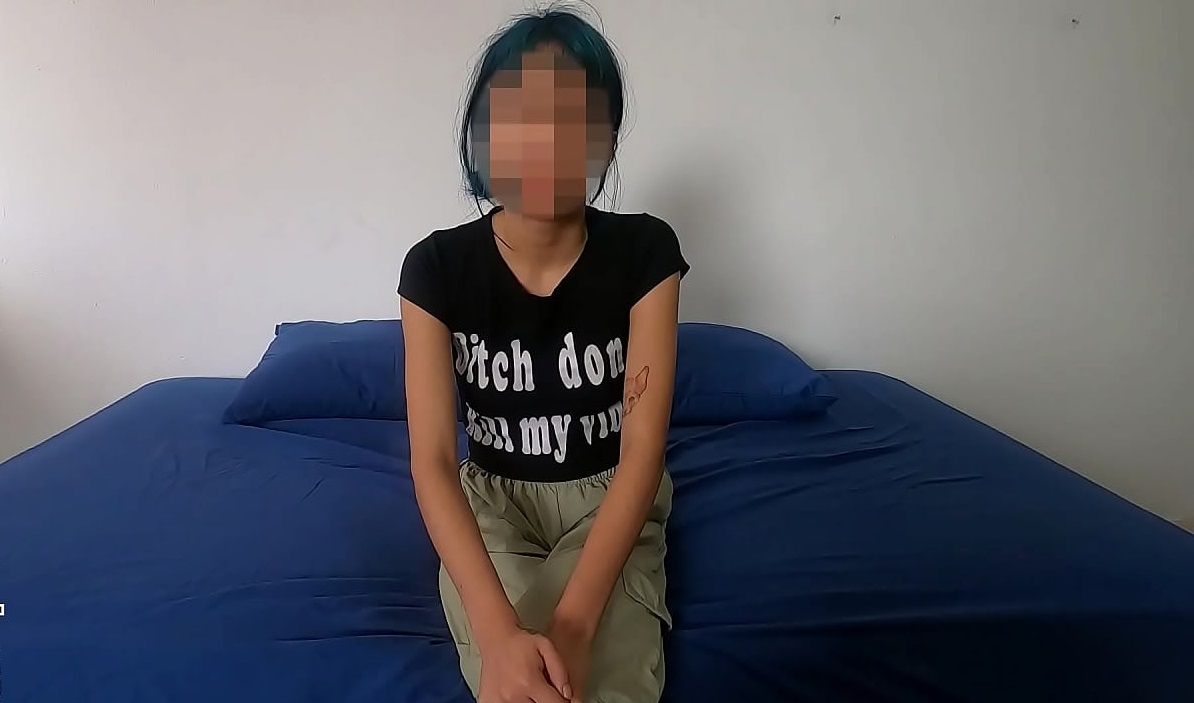 ¡Oh Dios! Esta flaquita apenas es legal! Y ya quiere follar