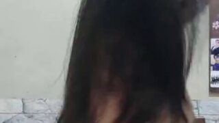 Chinita delgadita meneando el culito