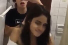 Lucero Sánchez cachando en el baño de la fiesta 4