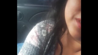 Una manoseada en el carro antes de cachar rico en la casa